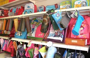 Socialiai remtinos šeimos jau gauna paramą mokyklinėms prekėms Mokyklinėmis prekėmis vilioja prekybos centrai. N.Byčkovskio nuotr.