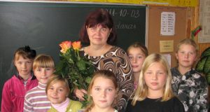 R.Jakutienei įteiktas firminis „Gimtojo Rokiškio“ rašiklis su užrašu „Geriausiam mokytojui 2011“