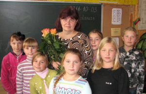 Geriausi mokytojai sapnuoja savo mokinius R.Jakutienei įteiktas firminis „Gimtojo Rokiškio“ rašiklis su užrašu „Geriausiam mokytojui 2011“