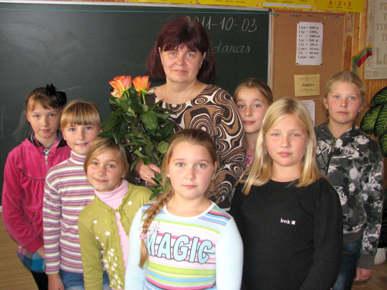 R.Jakutienei įteiktas firminis „Gimtojo Rokiškio“ rašiklis su užrašu „Geriausiam mokytojui 2011“ R.Jakutienei įteiktas firminis „Gimtojo Rokiškio“ rašiklis su užrašu „Geriausiam mokytojui 2011“