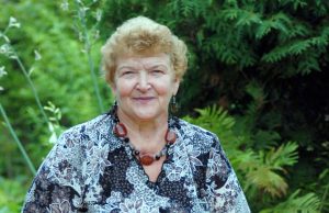 Milžiniškas moliūgas Julija Jasiūnienė prie užauginto milžiniško moliūgo. J. Jasiūnienės archyvo nuotr.