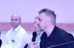 Žinomas muzikantas Andrius Mamontovas (dešinėje) ir psichologas Paulius Skruibis su rokiškėnais diskutuos apie galimybę padėti nusivylusiems žmonėms. Iniciatyvos „Nebijok kalbėti“ archyvo nuotr.