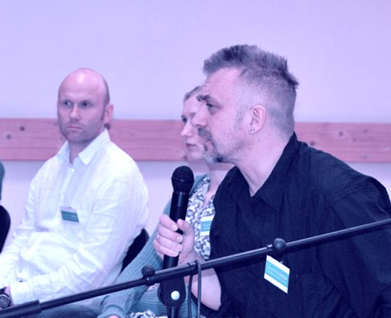Žinomas muzikantas Andrius Mamontovas (dešinėje) ir psichologas Paulius Skruibis su rokiškėnais diskutuos apie galimybę padėti nusivylusiems žmonėms. Iniciatyvos „Nebijok kalbėti“ archyvo nuotr.