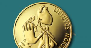 Profesoriui širdies chirurgui Vytautui Sirvydžiui įteikta Lietuvos banko išleista 10 Lt auksinė kolekcinė moneta.