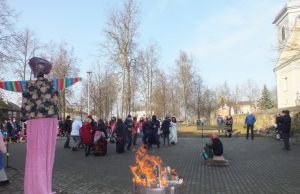 Užgavėnių šėlsmas: vieni persirengėliai varė žiemą
