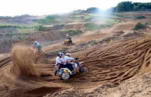 Motokrosas: ant nugalėtojų pakylos kopė trys rokiškėnai Romo Kišūno ir Arūno Šukio ekipažas be vargo įveikė sudėtingiausią posūkį. L.Dūdaitės nuotr.