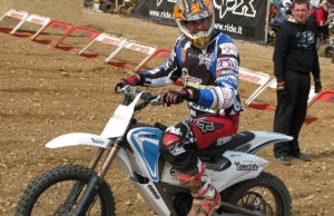 Modernų elektrinį motociklą pristatė Ruopiškio klubo narys Marius Latvėnas. N.Byčkovskio nuotr.