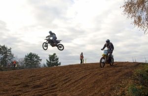 Motokroso meistrai žiūrovus žavėjo įspūdingais šuoliais. L.Dūdaitės nuotr.