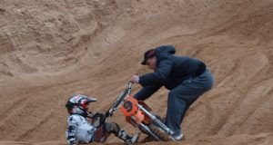 Mažajam motociklininkui prireikė tėčio pagalbos. L.Dūdaitės nuotr.