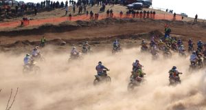 Didžiausiu iššūkiu motokroso rengėjams ir sportininkams tapo dulkėta trasa. L.Dūdaitės nuotr.