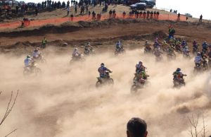 Motokroso sezono pradžia žiūrovų nenuvylė Didžiausiu iššūkiu motokroso rengėjams ir sportininkams tapo dulkėta trasa. L.Dūdaitės nuotr.