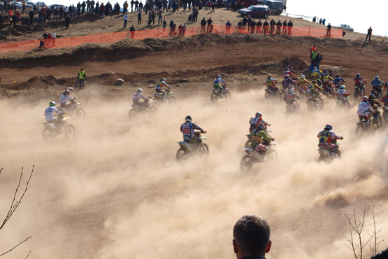 Didžiausiu iššūkiu motokroso rengėjams ir sportininkams tapo dulkėta trasa. L.Dūdaitės nuotr.