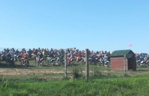 „Cross Country“ motokrosas – be rokiškėnų Bendras startas – prie vartelių rikiavosi per 100 sportininkų. Organizatorių archyvo nuotr.