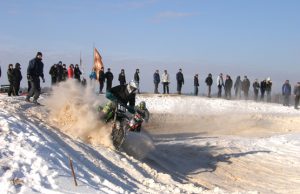 Žiūrovai stebėjo sportininkų kovas dėl patogesnės posūkio trajektorijos. L.Dūdaitės nuotr.