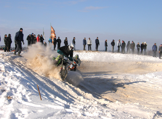 Žiūrovai stebėjo sportininkų kovas dėl patogesnės posūkio trajektorijos. L.Dūdaitės nuotr.