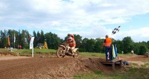 Motokroso akimirka: finišo liniją kerta Ruopiškio klubo sportininkas M.Stasiškis.