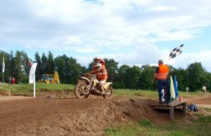 Motokroso žiūrovus išbaidė lietus Motokroso akimirka: finišo liniją kerta Ruopiškio klubo sportininkas M.Stasiškis.