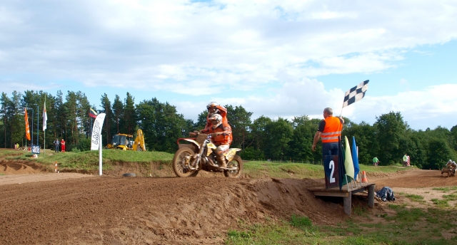 Motokroso akimirka: finišo liniją kerta Ruopiškio klubo sportininkas M.Stasiškis.