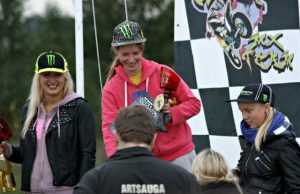 „Oskaro taurės“ varžybų nugalėtoja A.Kietytė (viduryje) ir trečiosios vietos laimėtoja U.Dragūnaitė (dešinėje). I.Michailovos archyvo nuotr.