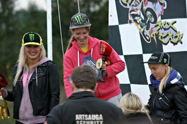 „Oskaro taurės“ varžybų nugalėtoja A.Kietytė (viduryje) ir trečiosios vietos laimėtoja U.Dragūnaitė (dešinėje). I.Michailovos archyvo nuotr.