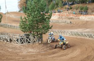 Lietuvos čempionato medalius dalinsis Rokiškyje Savaitgalį „Moto-Roki“ trasoje vietoj šalies čempionato etapo rengiamos Rokiškio verslininkų taurės varžybos. L.Dūdaitės nuotr.