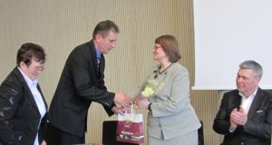Onuškio kraštotyrininkė Elena Blažienė (iš kairės)