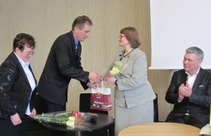 Onuškio kraštotyrininkė Elena Blažienė (iš kairės)