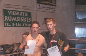 Kalėdiniame turnyre Eimantas Kviliūnas (dešinėje) apdovanotas už gražiausią turnyro kovą. G.Jasinevičiaus nuotr.