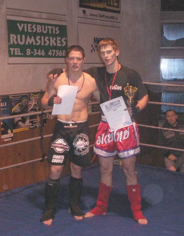 Kalėdiniame turnyre Eimantas Kviliūnas (dešinėje) apdovanotas už gražiausią turnyro kovą. G.Jasinevičiaus nuotr.