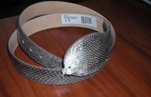 Per sieną bandyta įvežti aligatoriaus ir krokodilo galvas bei 30 krokodilo dantų Per sieną bandyta pravežti diržą