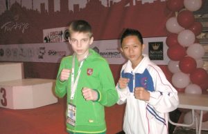 Tituluotas sportininkas nekantriai laukia treniruočių Čempionate Dalius Skruodys (kairėje) įsiamžino su bendraamžiu Tailando kovotoju. „Tornado“ klubo archyvo nuotr.