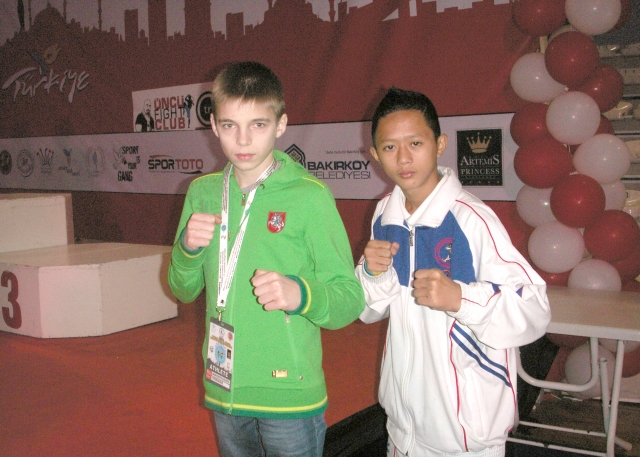 Čempionate Dalius Skruodys (kairėje) įsiamžino su bendraamžiu Tailando kovotoju. „Tornado“ klubo archyvo nuotr. Čempionate Dalius Skruodys (kairėje) įsiamžino su bendraamžiu Tailando kovotoju. „Tornado“ klubo archyvo nuotr.