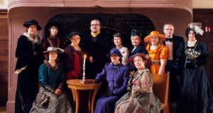 Muziejaus kolektyvas – lyg darni grafų šeima: N.Šniokienė (stovi iš kairės)