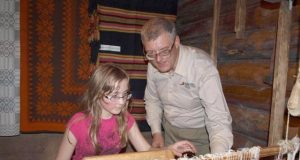 Audėjas Vilhelmas Pukėnas mokė austi senovinėmis staklėmis.