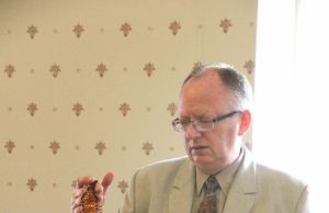 Prieš keletą metų Juozas Šalkauskas Rokiškio krašto muziejuje demonstravo savo gintarinį kaklaraištį. N. Byčkovskio nuotr.