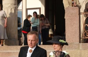 Šventei grafienė (V.Sarulienė) pasipuošė naujais vasaros sezono apdarais