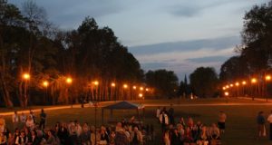 Vėlų vakarą prie dvaro buvo nedaug lankytojų. N.Byčkovskio nuotr.