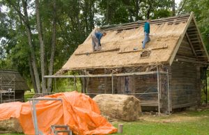 Jauni rokiškėnai mėgdavo įsiamžinti ant klėčių sienų rašydami savo vardus ar linkėjimus. Dabar šių prirašinėjimų nebeliko. D.Kiukienės nuotr.