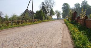 Liks tik dalis autentiško akmenimis grįsto gatvės grindinio. D.Zibolienės nuotr.