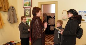 Krašto muziejaus direktorė Nijolė Šniokienė (antra iš kairės) apdovanojo Ritą Šinkūnienę (dešinėje) užsukusią į parodą su sūnumi. O.Mackevičienės nuotr.