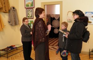 Krašto muziejaus direktorė Nijolė Šniokienė (antra iš kairės) apdovanojo Ritą Šinkūnienę (dešinėje) užsukusią į parodą su sūnumi. O.Mackevičienės nuotr.
