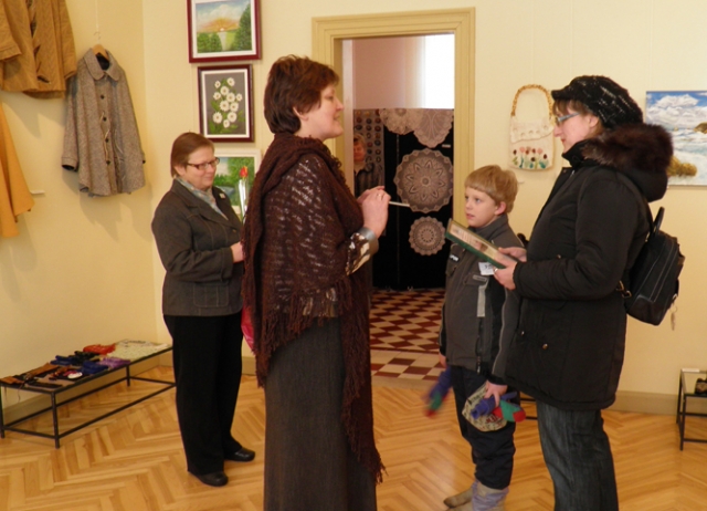 Krašto muziejaus direktorė Nijolė Šniokienė (antra iš kairės) apdovanojo Ritą Šinkūnienę (dešinėje) užsukusią į parodą su sūnumi. O.Mackevičienės nuotr.