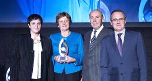 Lietuvai skirtą prizą parvežė Turizmo departamento atstovė B.Rubikaitė (iš kairės)