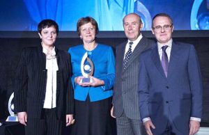 Lietuvai skirtą prizą parvežė Turizmo departamento atstovė B.Rubikaitė (iš kairės)