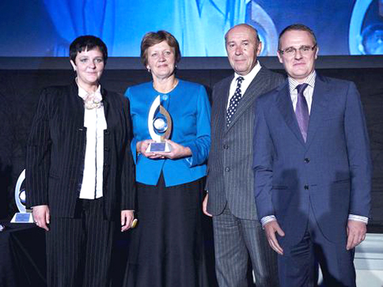 Lietuvai skirtą prizą parvežė Turizmo departamento atstovė B.Rubikaitė (iš kairės)