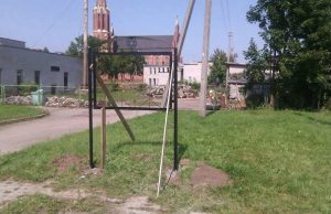 Sinagogų gatvėje pastatyta metalinė stendo