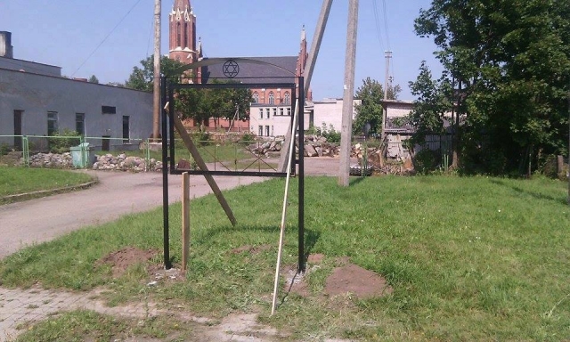 Sinagogų gatvėje pastatyta metalinė stendo