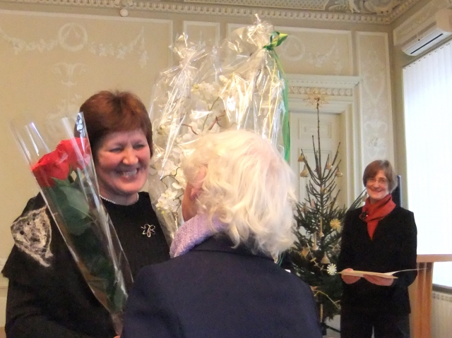 Gėlės - Metų muziejaus direktorei N.Šniokienei. M.Mieliauskienės nuotr.