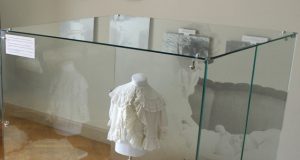 Grafų Pšezdzieckių vaikų drabužėliai: krikšto marškinėliai