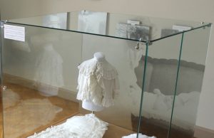 Grafų Pšezdzieckių vaikų drabužėliai: krikšto marškinėliai